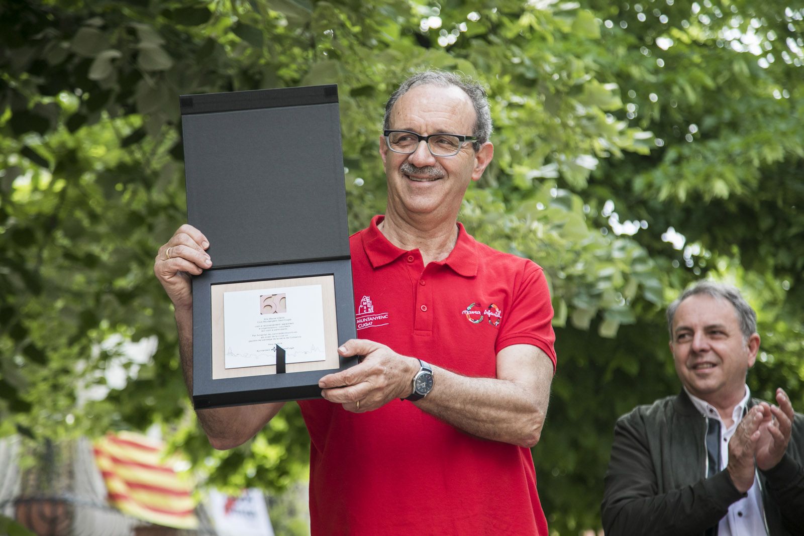 L'Ajuntament ha lliurat una placa commemorativa al Club Muntanyenc perls 60 anys de la Marxa. FOTO: Lali Puig