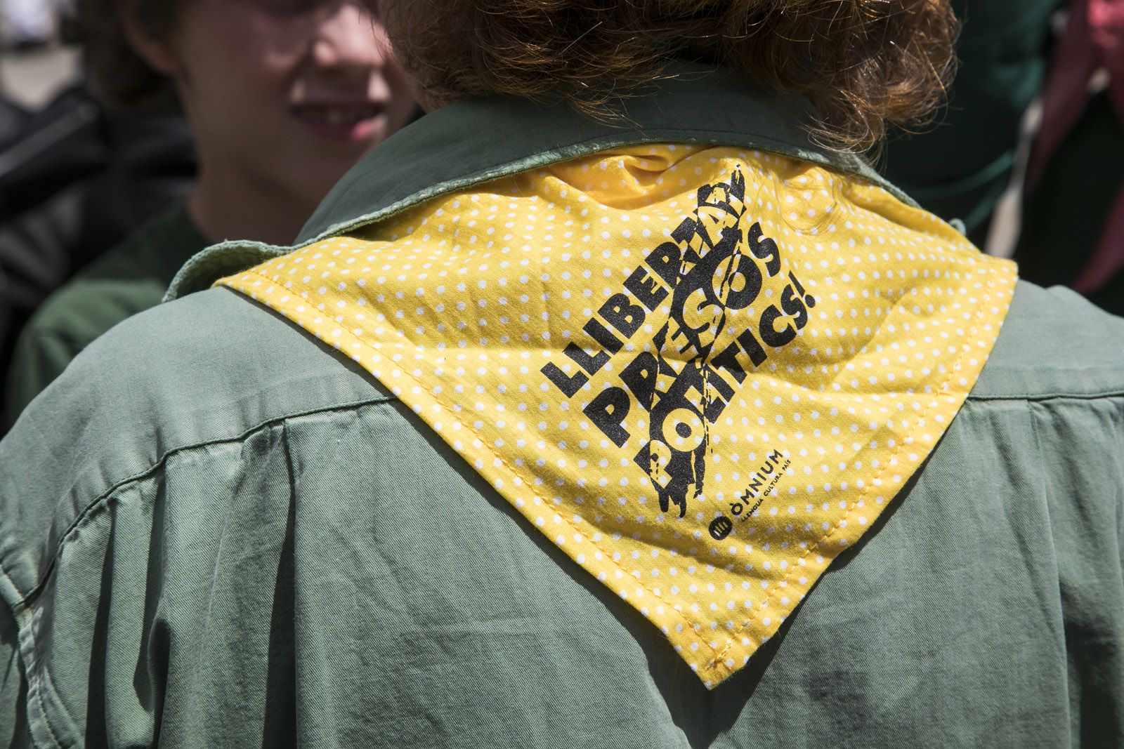 Els castellers, amb el mocador groc solidari. FOTO: Lali Puig