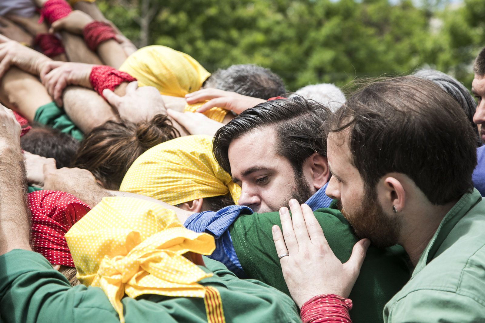 Arnau Tordera, cantant dels Obeses, fent pinya amb els Gausacs. FOTO: Lali Puig Arnau Tordera, cantant dels Obeses, fent pinya amb els Gausacs. FOTO: Lali Puig