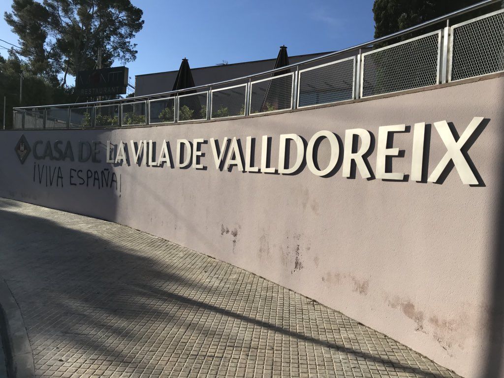 Pintada al EMD de Valldoreix. FOTO: @EMDValldoreix. 