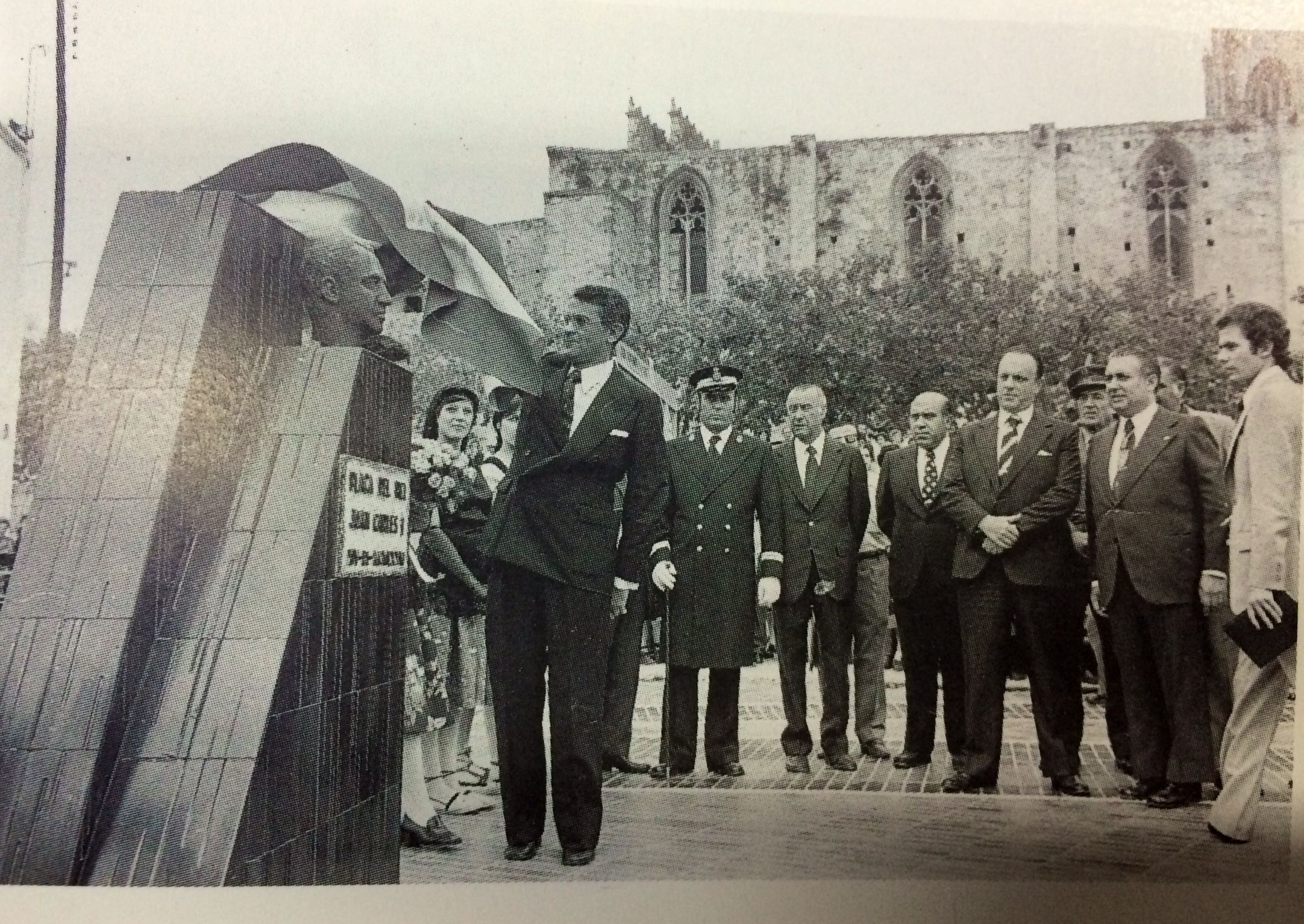 L'alcalde de Sant Cugat, Francesc de P. Llatjós, el governador civil de Barcelona, Salvador Sánchez, i l'exministre de Governació, Manuel Fraga, van inaugurar el monument i la plaça del Rei Joan Carles I el 15 de setembre de 1976.