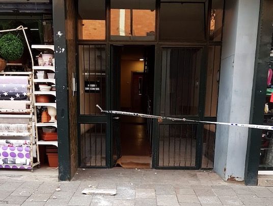 Les peces han caigut a la via p&uacute;blica. FOTO: Cedida