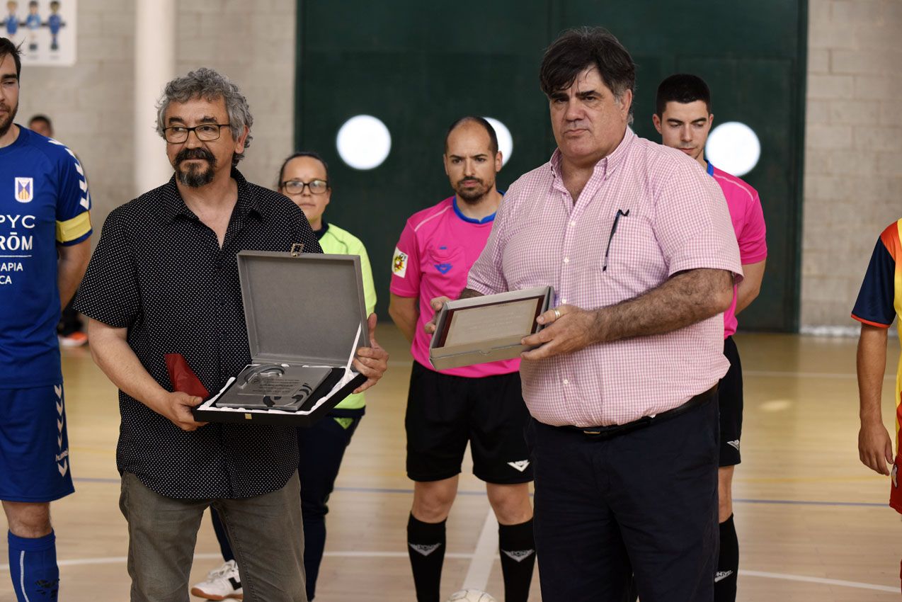  &Agrave;ngel Ruiz i Juan Carlos Hueto en el lliurement de la placa commemorativa. FOTO: Bernat Millet
