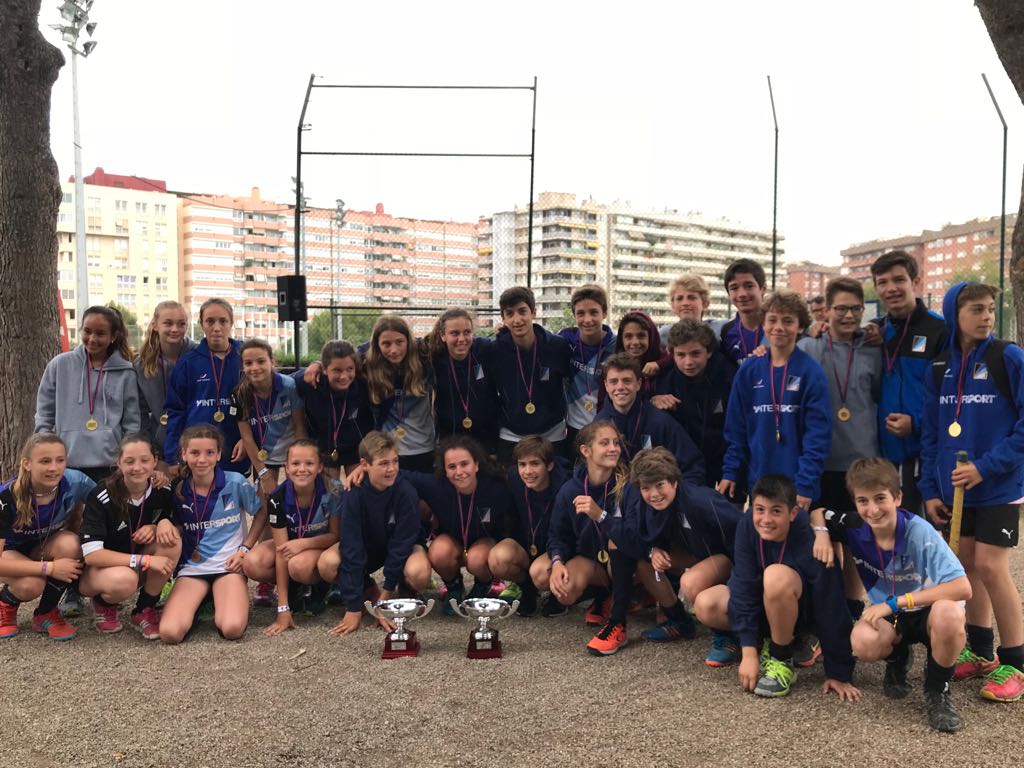 Els equips infantil masculí i femení del Junior FC, campions de la Final a 4 Infantil. FOTO: Junior FC