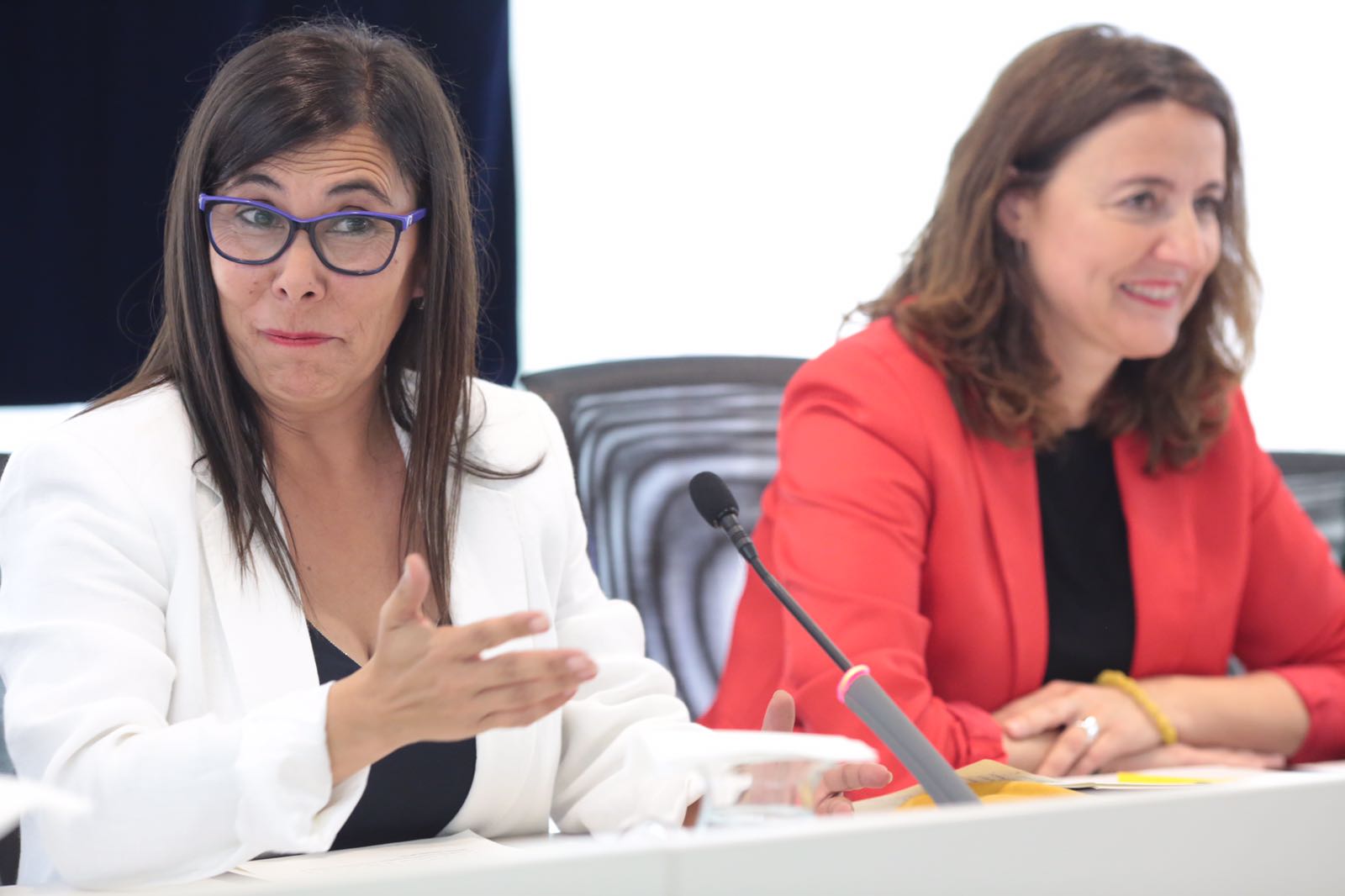 Cristina Paraira i Mercè Conesa durant l'últim ple municipal de Conesa com a alcaldessa FOTO: Artur Ribera