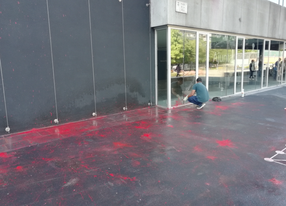 La façana, el terra i els vidres de l'Ajuntament també han quedat plens de pintura FOTO: TOT Sant Cugat