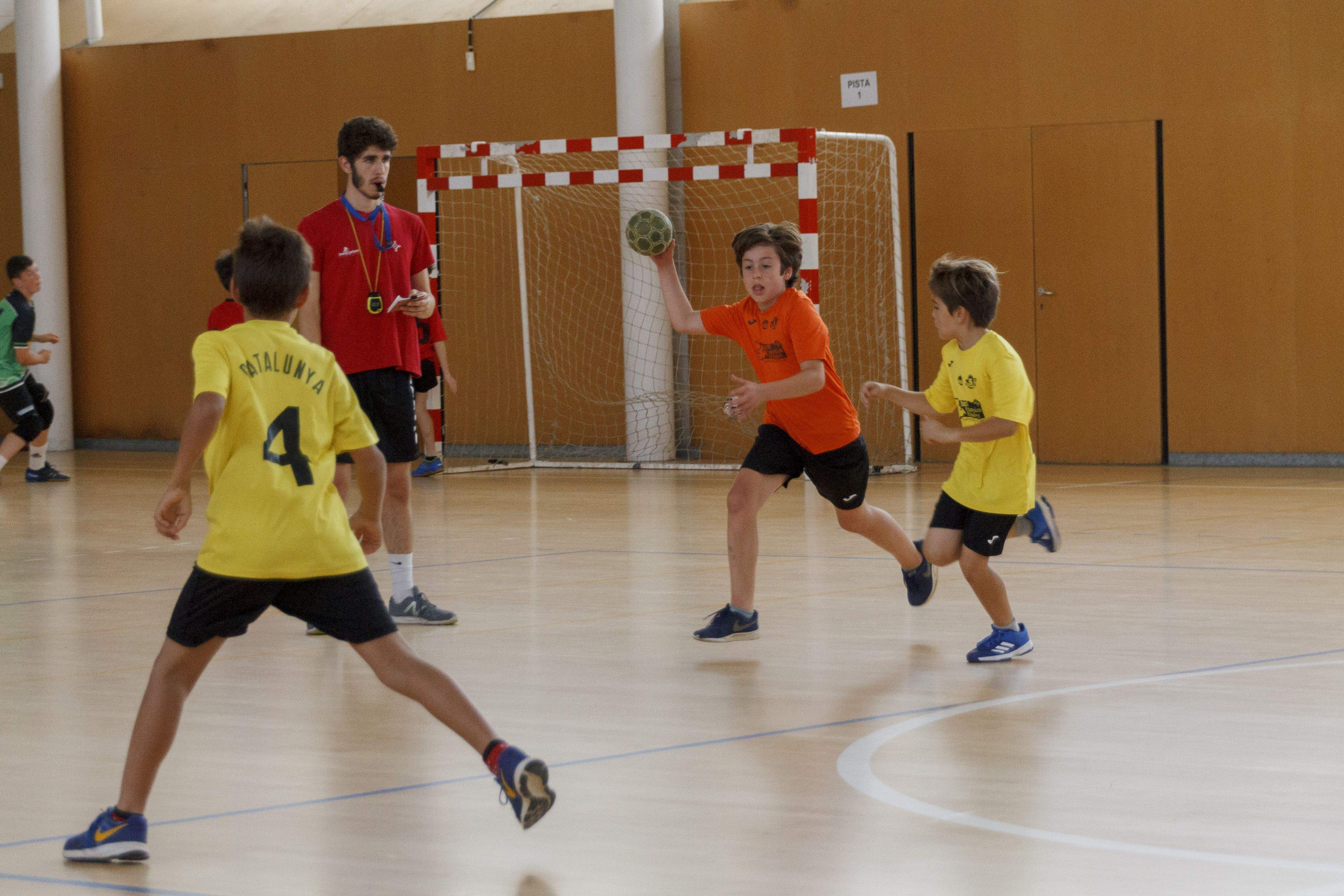 En les 26es Jornades d'Handbol Escolar hi han participat 45 equips de 9 escoles de Sant Cugat i 4 de Terrassa, i 7 clubs esportius. FOTO: Paula Galv&aacute;n