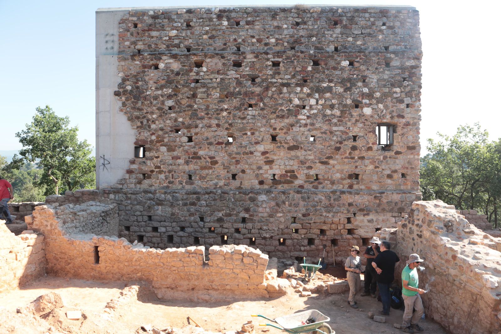 La paret principal té gairebé 900 anys d'història i la construcció de la dreta de la imatge, més de mil FOTO: Artur Ribera