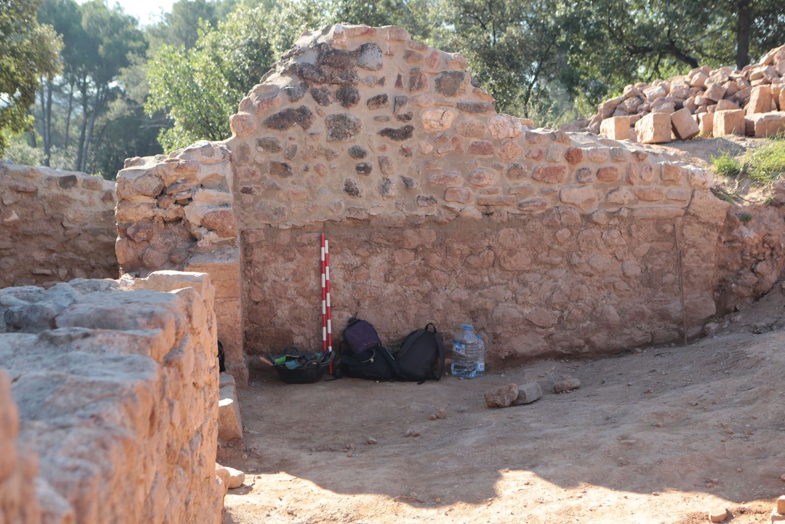 El Castell de Canals es va anar construint durant 400 anys. A la imatges es veu la diferència de mètodes entre dues parts del mateix mur FOTO: Artur Ribera El Castell de Canals es va anar construint durant 400 anys. A la imatges es veu la diferència de mètodes entre dues parts del mateix mur FOTO: Artur Ribera