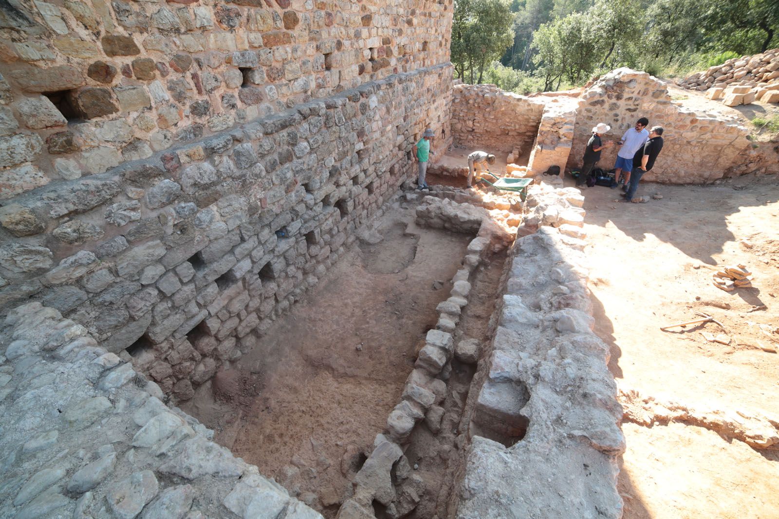 A la part inferior d'aquest espai hi havia l'estable pels cavalls. Hi havia una planta superior que era la sala de senyor. FOTO: Artur Ribera A la part inferior d'aquest espai hi havia l'estable pels cavalls. Hi havia una planta superior que era la sala de senyor. FOTO: Artur Ribera
