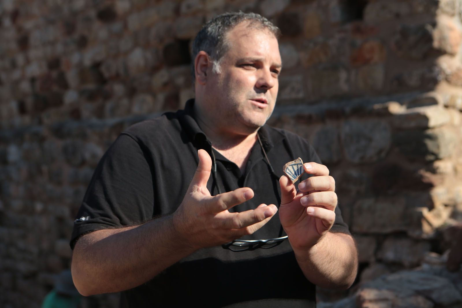 L'historiador valldoreixenc Juanjo Cortés, amb una de les peces de ceràmica trobades FOTO: Artur Ribera L'historiador valldoreixenc Juanjo Cortés, amb una de les peces de ceràmica trobades FOTO: Artur Ribera