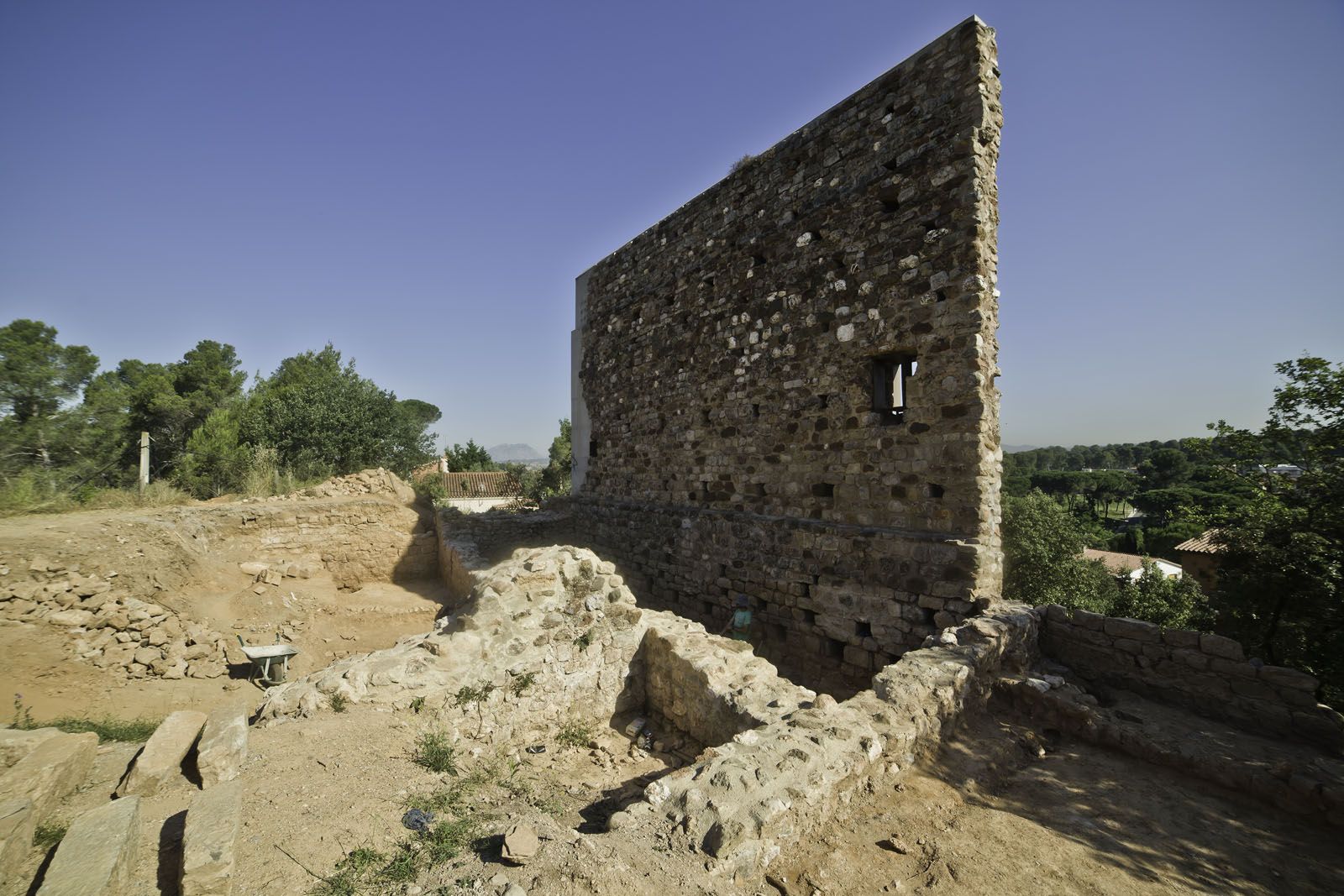 La primera construcció va ser una torre de defensa per la ciutat de Barcelona, que ocupava l'espai del primer pla de la foto FOTO: Artur Ribera La primera construcció va ser una torre de defensa per la ciutat de Barcelona, que ocupava l'espai del primer pla de la foto FOTO: Artur Ribera