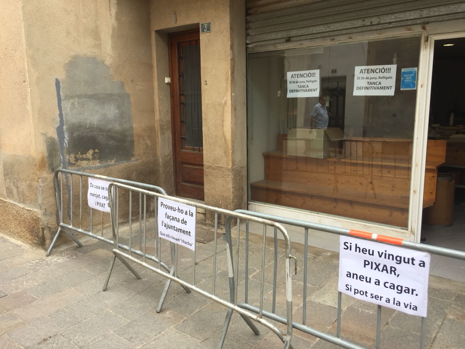 Cartells que s'han col&middot;locat al carrer del Sol. FOTO: TOT Sant Cugat