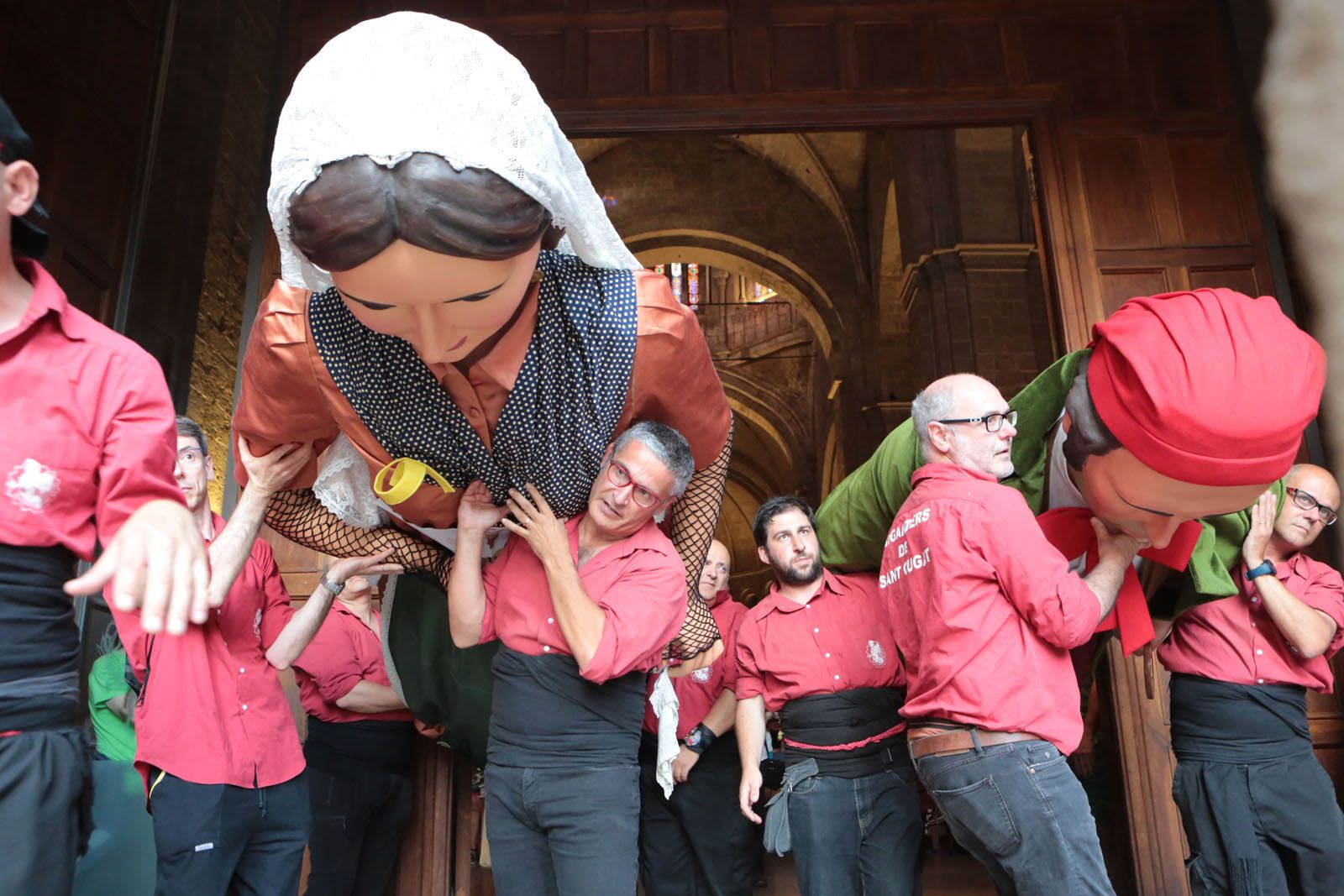 Els Gegants sortint de l'Església. FOTO: Artur Ribera