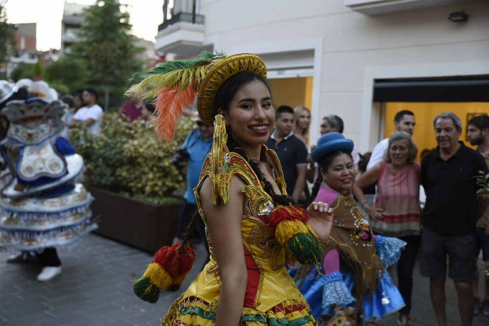Rua boliviana pels carrers de Sant Cugat, FOTO: Bernat Millet Rua boliviana pels carrers de Sant Cugat, FOTO: Bernat Millet