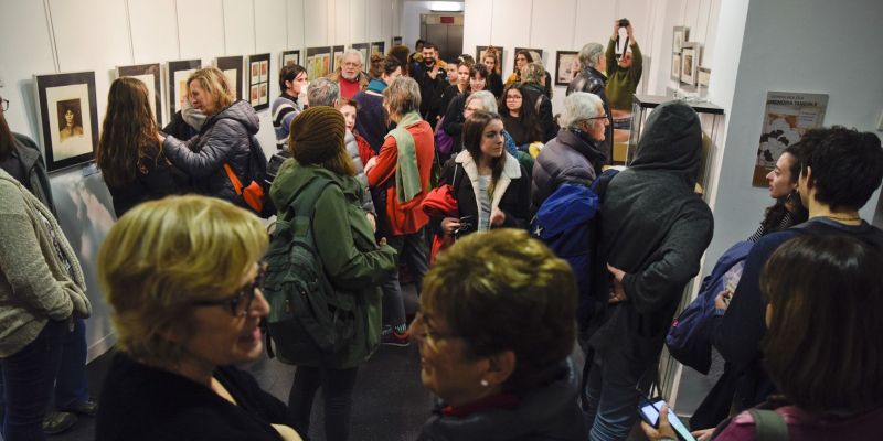 Familiars, amics, companys i alumnes han assistit a la inauguració de la mostra. FOTO: Bernat Millet