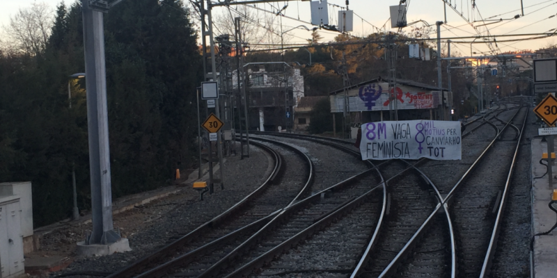 Protesta a les vies del tren a Sant Cugat per la vaga feminista FOTO: TOT Sant Cugat