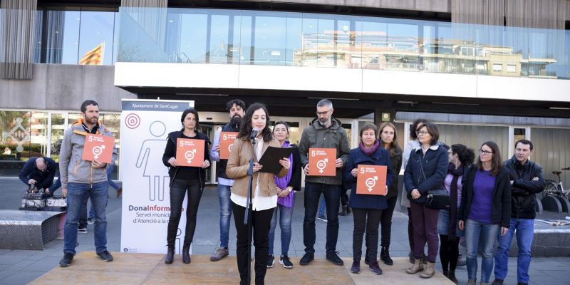 Treballadors de l'Ajuntament de Sant Cugat han llegit el manifest del Dia de la Dona FOTO: Bernat Millet