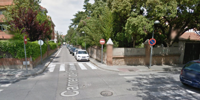 La parcel·la del carrer de Pahisa que es quedarà l'Ajuntament, a la dreta FOTO: Google