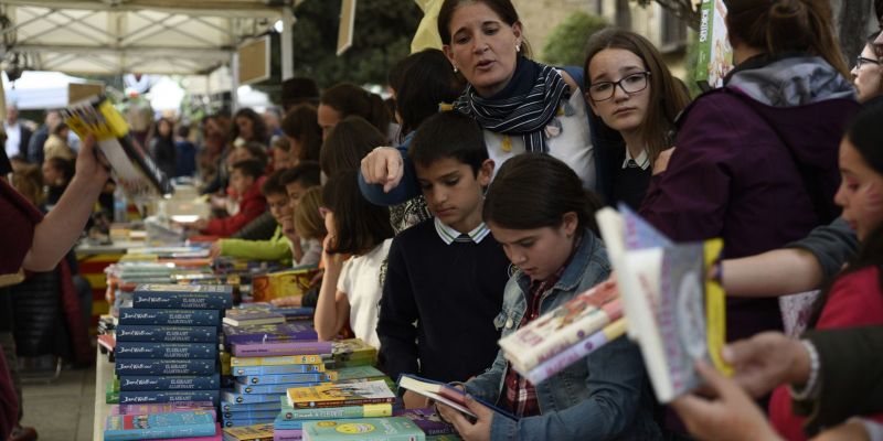 Venda de llibres durant la diada de Sant Jordi. Foto: Bernat Millet.