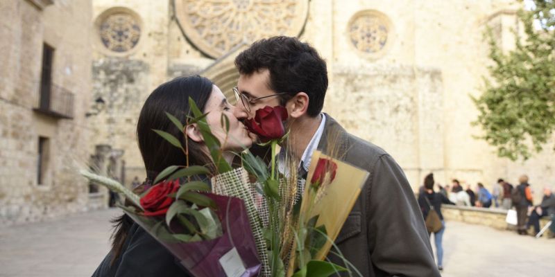 El petó dels enamorats de Sant Jordi. Foto: Bernat Millet.