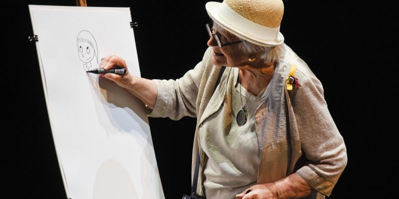 Pilarín Bayés dibuixa en l'acte de cloenda dels Premis. FOTO: Bernat Millet
