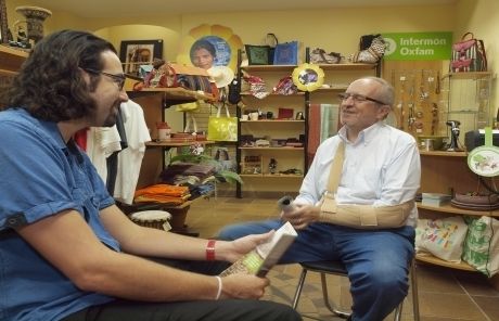 L'activista Toni Marimon a la botiga d'Intemon Oxfam. FOTO: A. Ribera