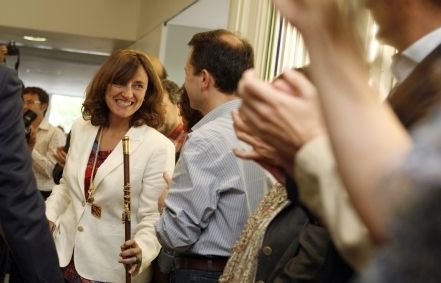 Mercè Conesa amb la vara d'alcaldessa FOTO: E. NAval