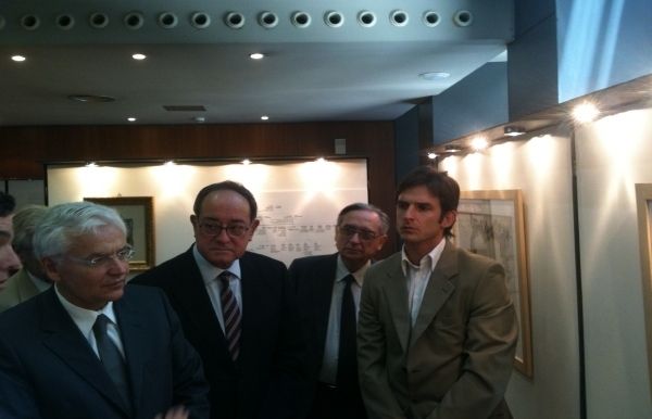 El conseller de Cultura observant els documents. FOTO: B. Bella