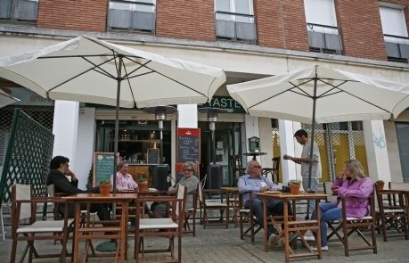 Les terrasses s'han de començar a recollir a les 23 hores, massa d'hora segons els restauradors