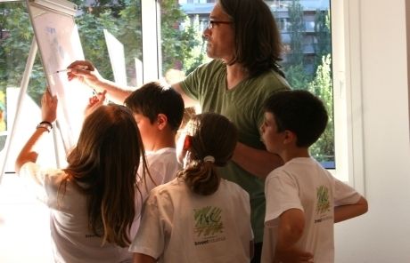 El creatiu Pere Hernández dibuixa amb una part dels nens i nenes del grup. FOTO: Cedida