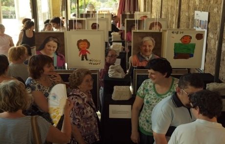 Durant la inauguració de l'exposició. FOTO: A.Ribera.