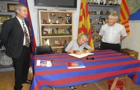 Emma Gamper signant en el Llibre d'Honor. FOTO: Cedida