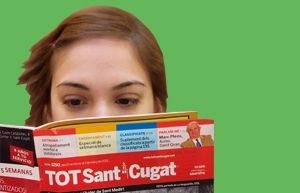 Ciutadana anònima llegint el 'TOT'. 