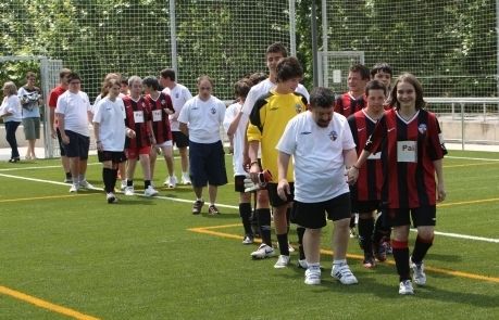 Nens i nenes del sancu participen a l'Esport al Carrer. Foto: Arxiu
