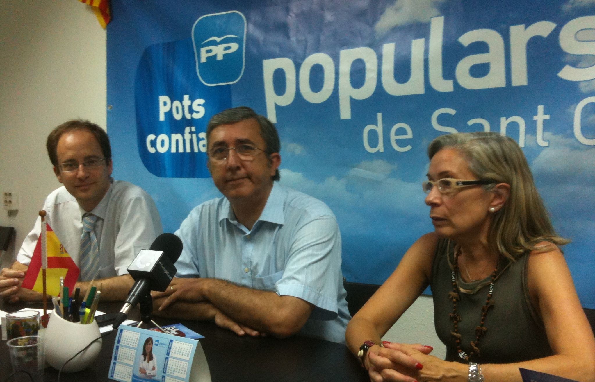 Els regidors del PP a la seu del partit a Sant Cugat FOTO: JR Armadàs