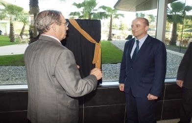 El ministre d'Indústria, Miguel Sebastián i els fundadors de Grifols van inaugurar la nova seu FOTO: A. Ribera