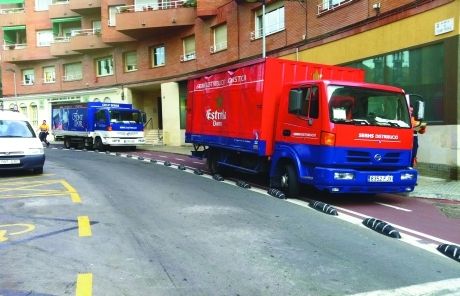 Camions ocupant el carril bici. FOTO: Todd Kelley