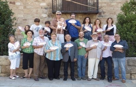 Membres dels Amics de Pedra i sang amb el vano. FOTO: A. Ribera