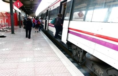 A la parada de Sant Cugat no hi va pujar gaire gent  FOTO: A. Ribera