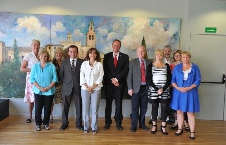 Foto dels assistents a la reunió. En ella, el dos alcaldes suecs i Mercè Conesa juntament amb el tinent dalcalde dEconomia, Empresa i Ocupació, Carles Brugarolas, i la regidora adjunta a lalcaldia, Sílvia Cazorla que també han participar a la recepció.
