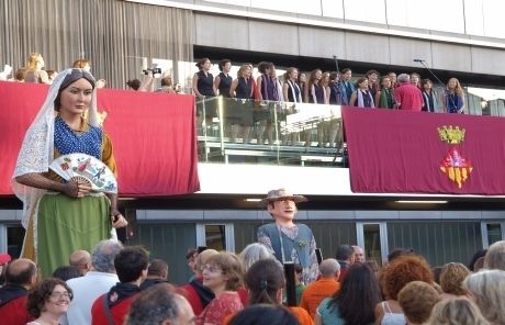 El balcó de l'Ajuntament s'ha omplert de cantaires. FOTO: A Ribera