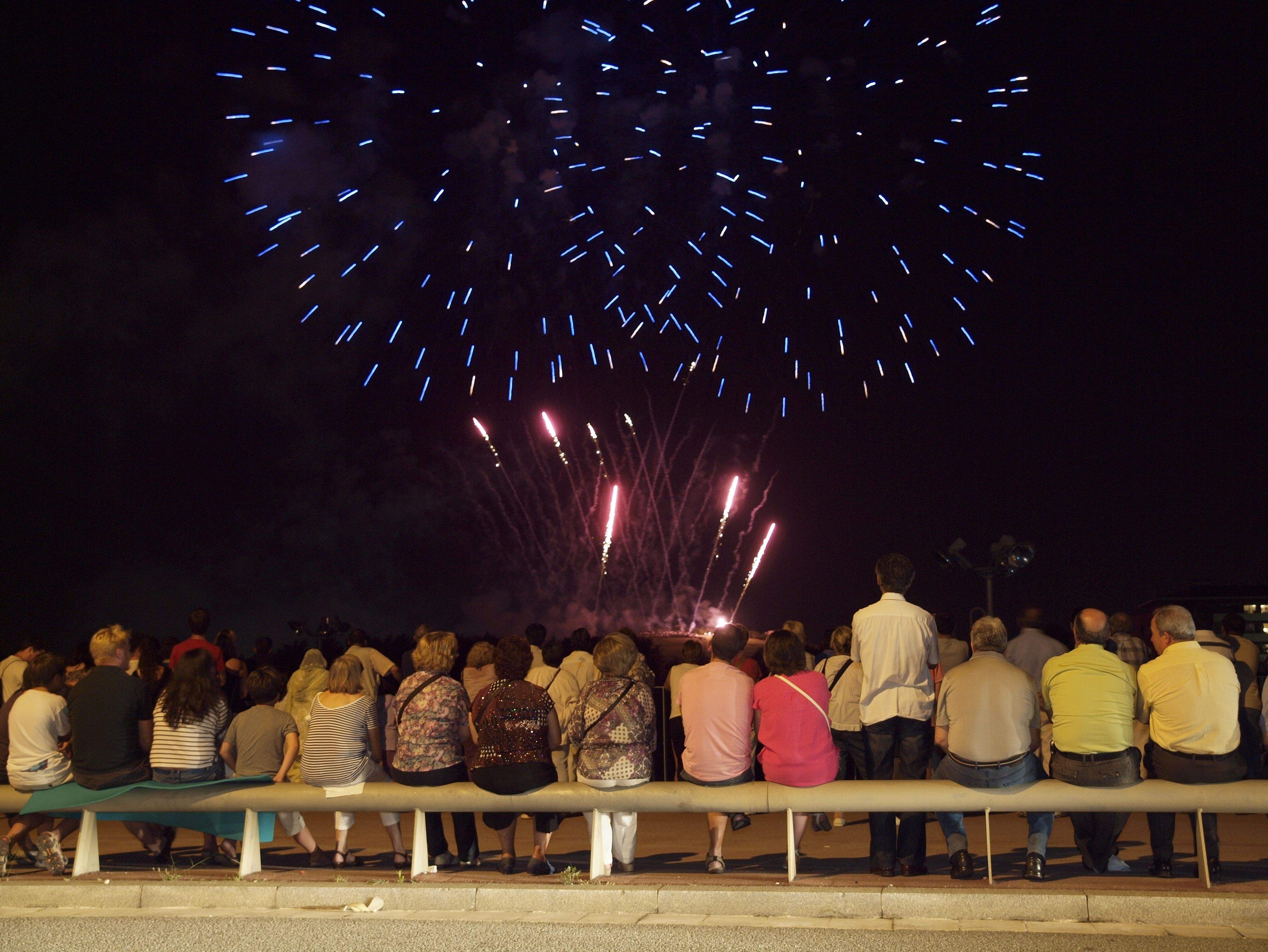 Milers de santcugatencs han vist l'espectacle de llum i color