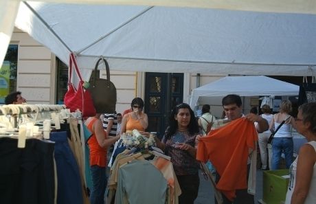 Les botigues surten al carrer. FOTO: Arxiu