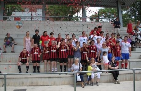 Els equips del SantCu i el CE Manresa després del partit. FOTO: I. Massafret