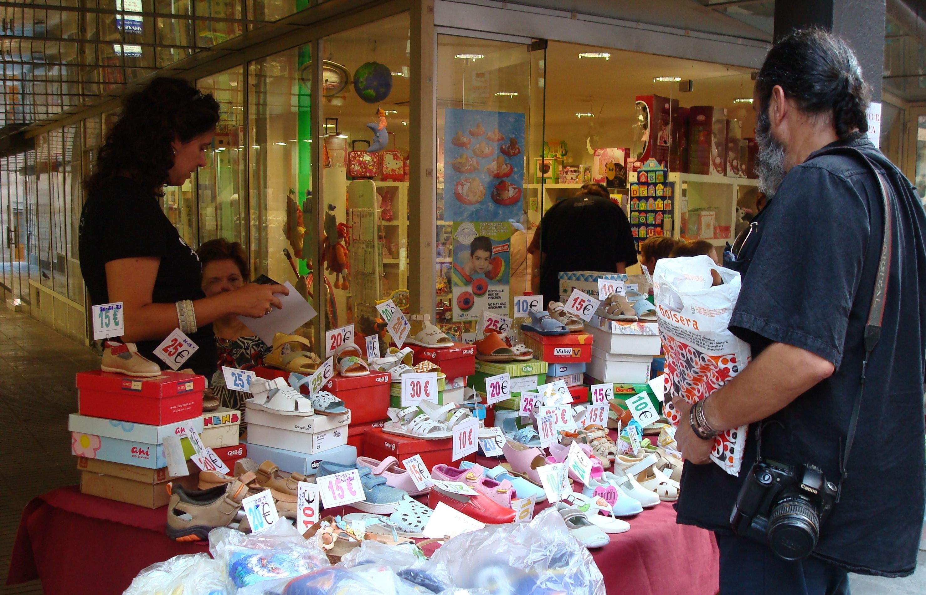 Les botigues han ofert els seus productes a preus baixos. FOTO: C. Caballé