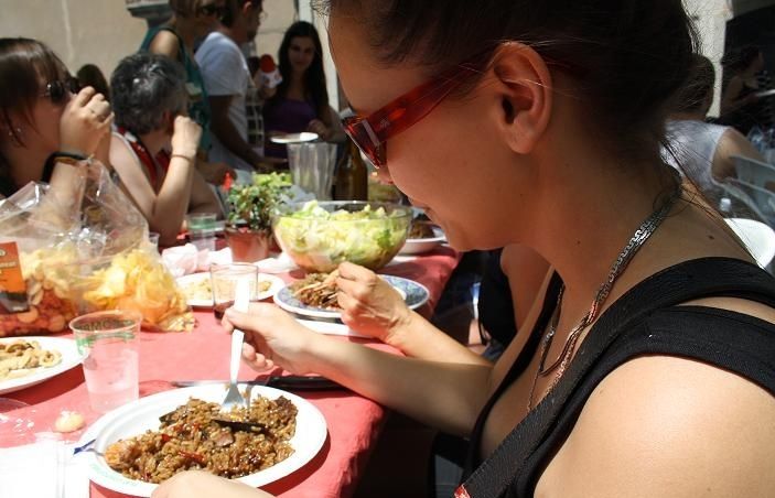 Participant degustant la seva paella