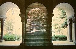 Instal·lació dÀngels Ribé feta als claustre del Monestir lany 1981. FOTO: Cedida