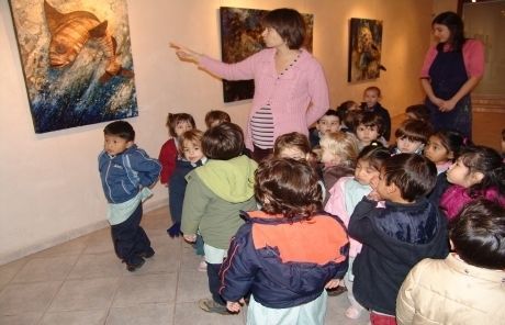 Visita amb nens a la galeria de Pou d'Art. FOTO: Ll. Llebot