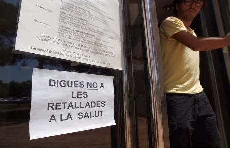 Un cartell a l'entrada de l'equipament demana la implicació ciutadana. FOTO: A. Ribera